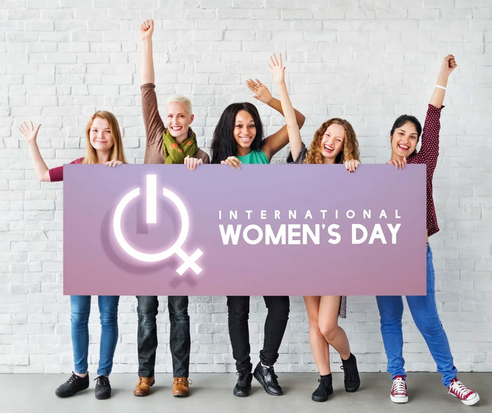 Frauen hinter einem Schild zum internationalen Frauentag 2023