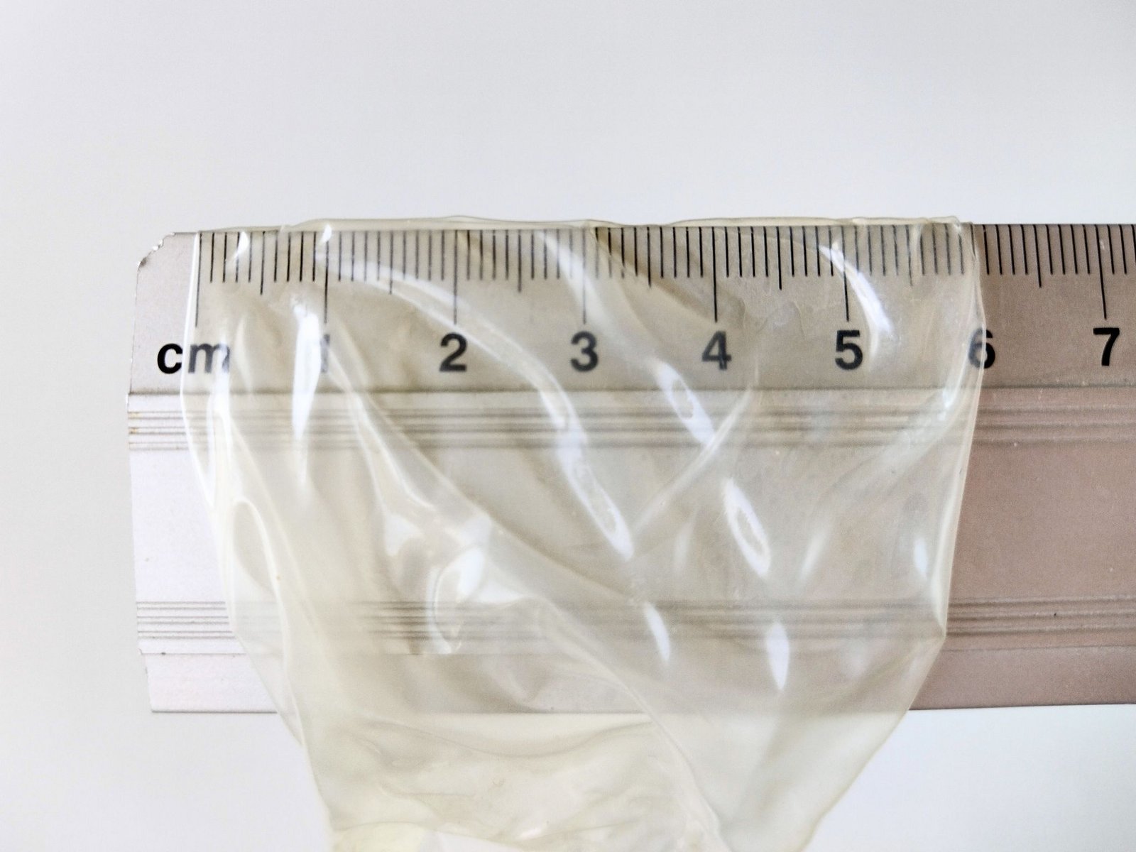 Nominale Breite eines Kondoms mit dem Lineal gemessen