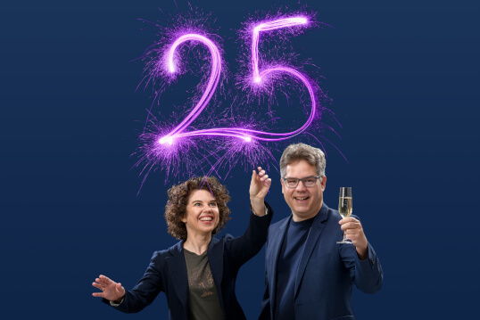 25 Jahre Vinergy mit Eva und Jan Krause die darauf anstoßen