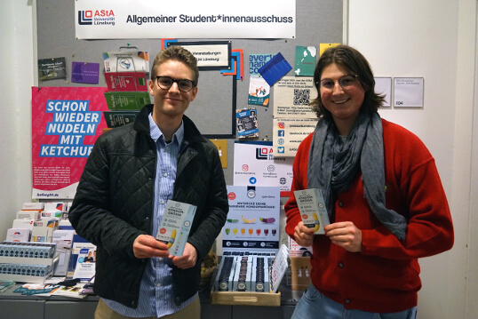 Luis von Spondoms (links) eröffnet zusammen mit Max vom AStA der Leuphana Universität Lüneburg (rechts) den kostenlosen Kondomspender